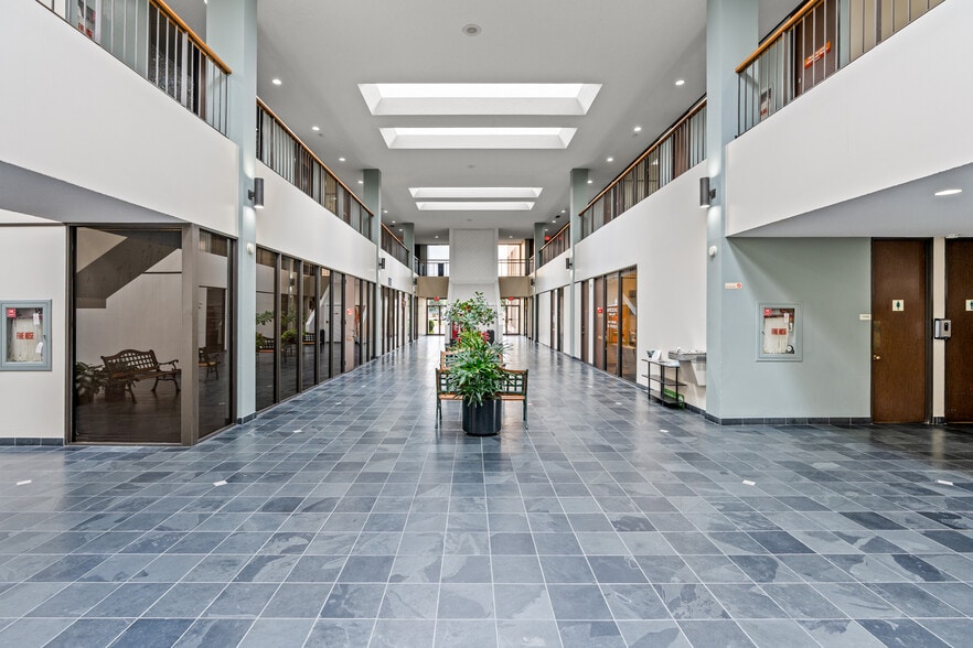 More Photos Of 909 Dairy Ashford Rd, Houston Office For Lease