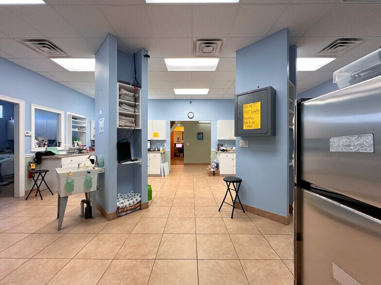 More Photos Of 6580 69th St, Vero Beach Veterinarian Kennel For Sale