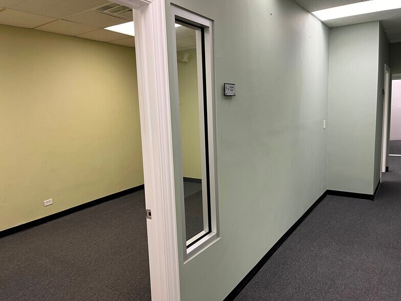 More Photos Of 4640-4650 Oakton St, Skokie Storefront For Lease