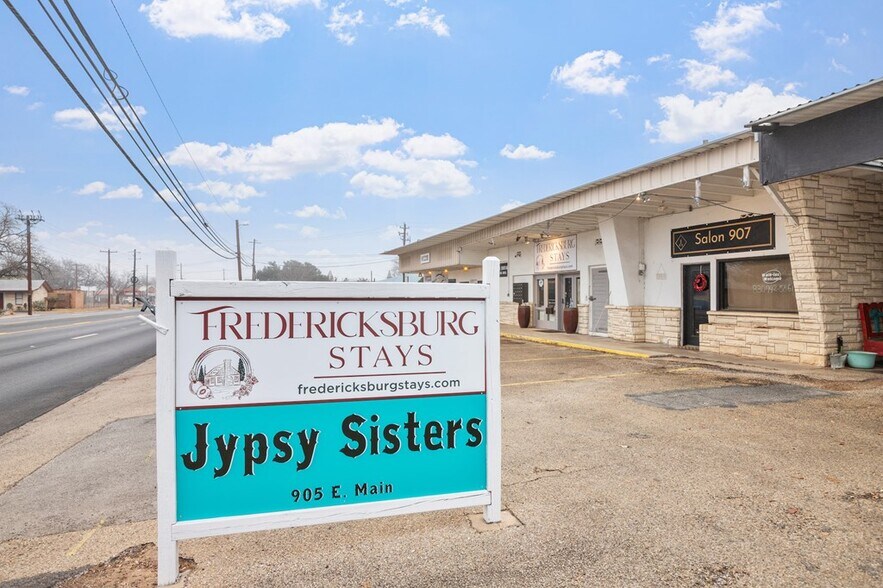 More Photos Of 905 E Main St, Fredericksburg General Retail For Sale