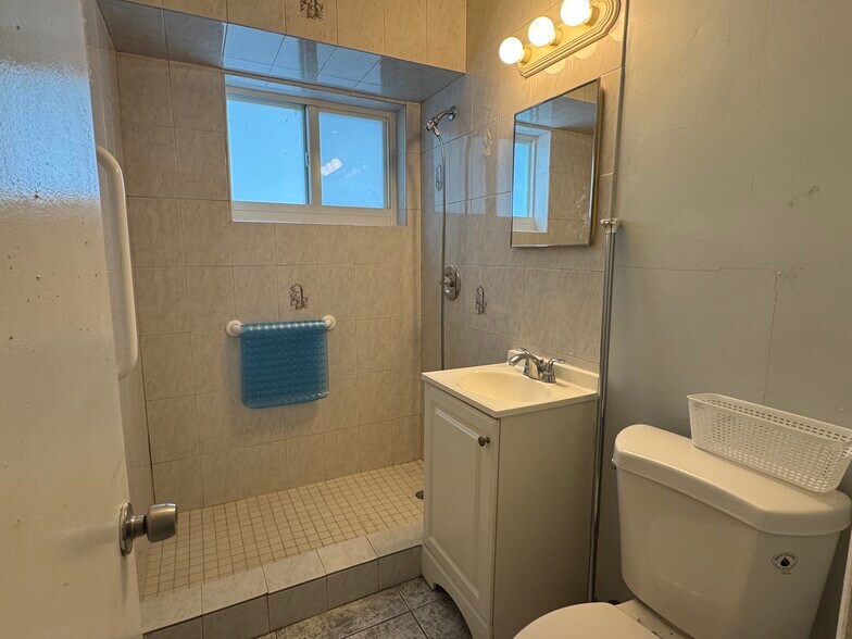 More Photos Of 1930 Lincoln St, Hollywood Assisted Living For Sale