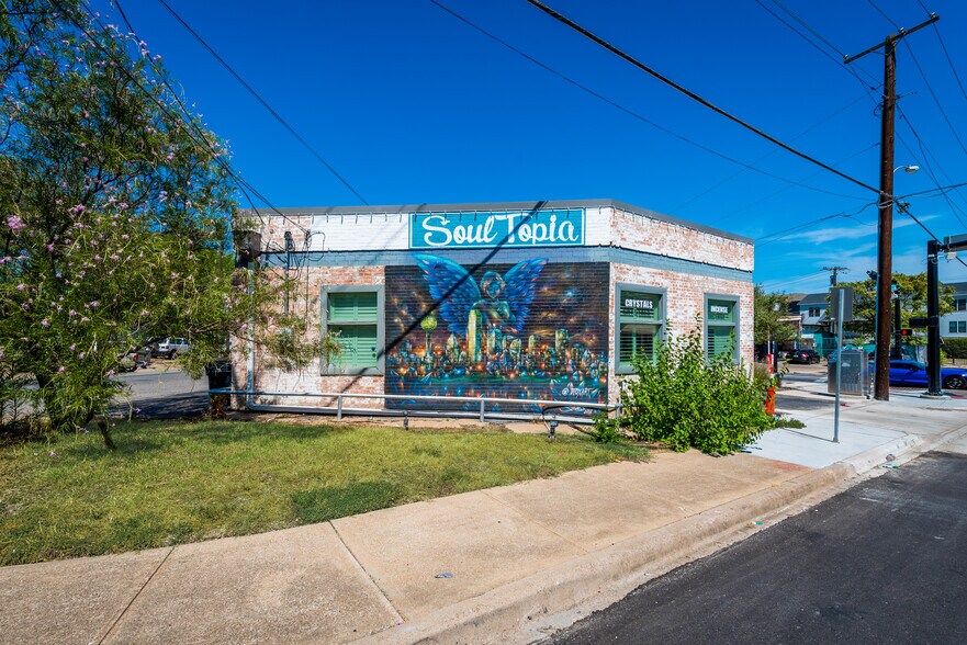 More Photos Of 900 W Davis St, Dallas Freestanding For Lease