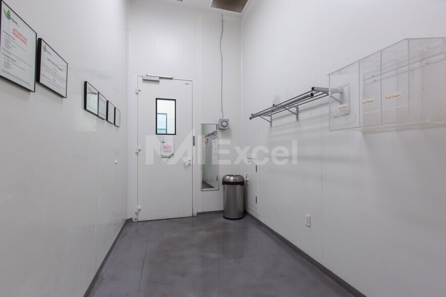 More Photos Of 1710 Whitney Mesa Dr, Henderson Warehouse For Lease