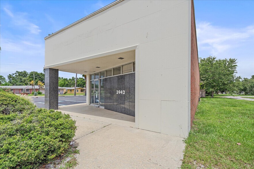 More Photos Of 3942 N Tamiami Trl, Sarasota Medical For Lease