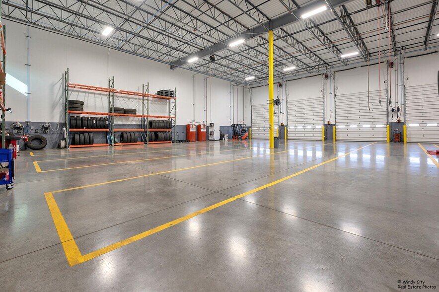 More Photos Of 250 N Schmale Rd, Carol Stream Warehouse For Lease