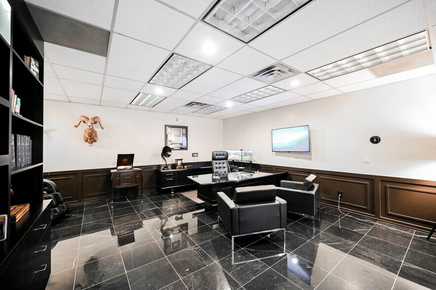 More Photos Of 630 S 3rd St, Las Vegas Office For Sale