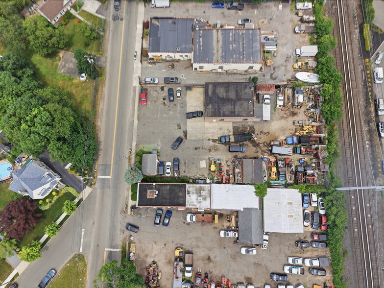 More Photos Of 152 Railroad St, Huntington Warehouse For Sale