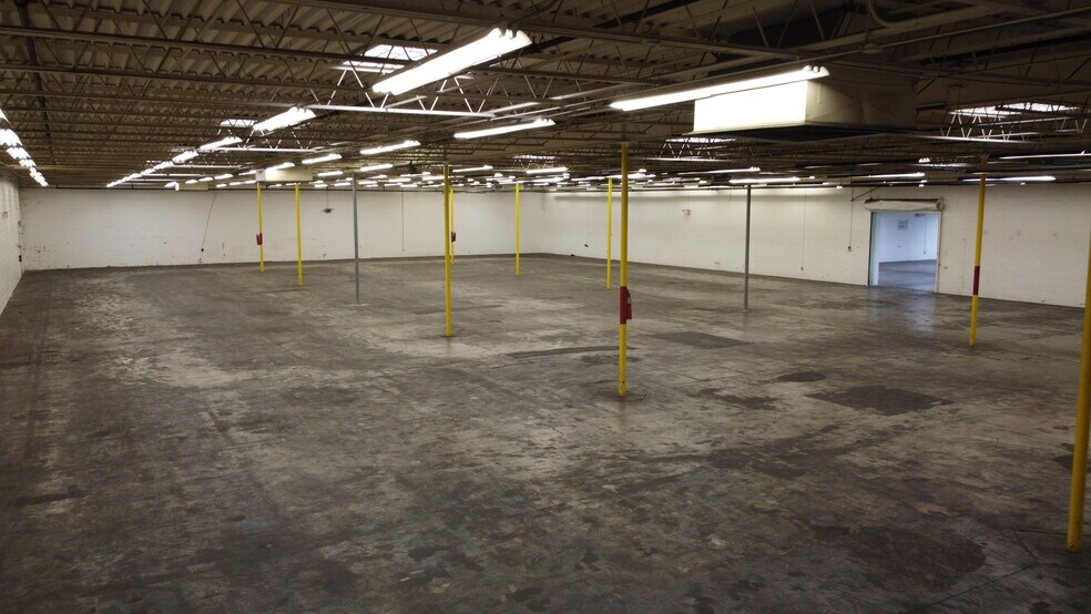 More Photos Of 2615 Elmhurst Ln, Portsmouth Warehouse For Lease