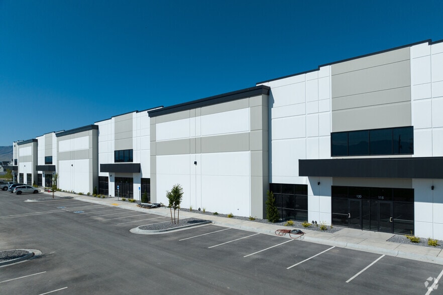 More Photos Of 593-689 N Saratoga Rd, Saratoga Springs Warehouse For Lease