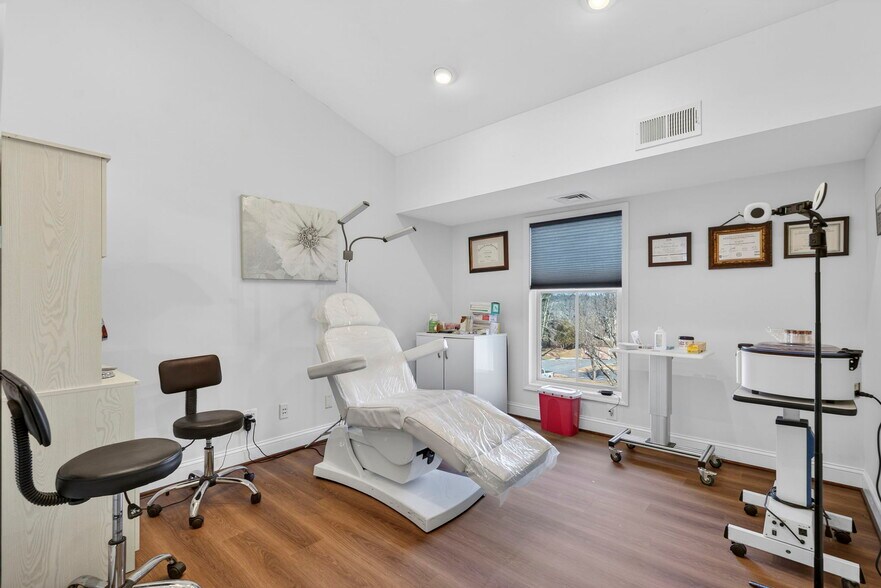 More Photos Of 10130-10134 Colvin Run Rd, Great Falls Medical For Lease