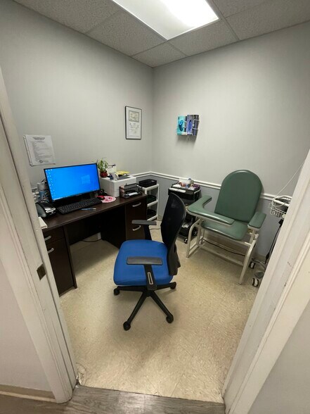 More Photos Of 1040 Weston Rd, Weston Medical For Lease