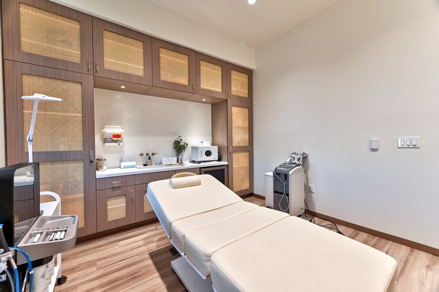 More Photos Of 5770 S Durango Dr, Las Vegas Medical For Sale