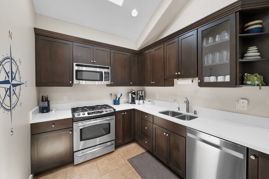 More Photos Of 74 San Francisco St, Avila Beach Flex For Sale