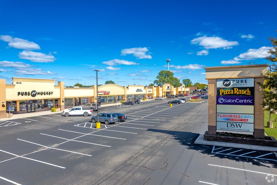 More Photos Of 1845-1885 E County Road D E, Maplewood General Retail For Lease