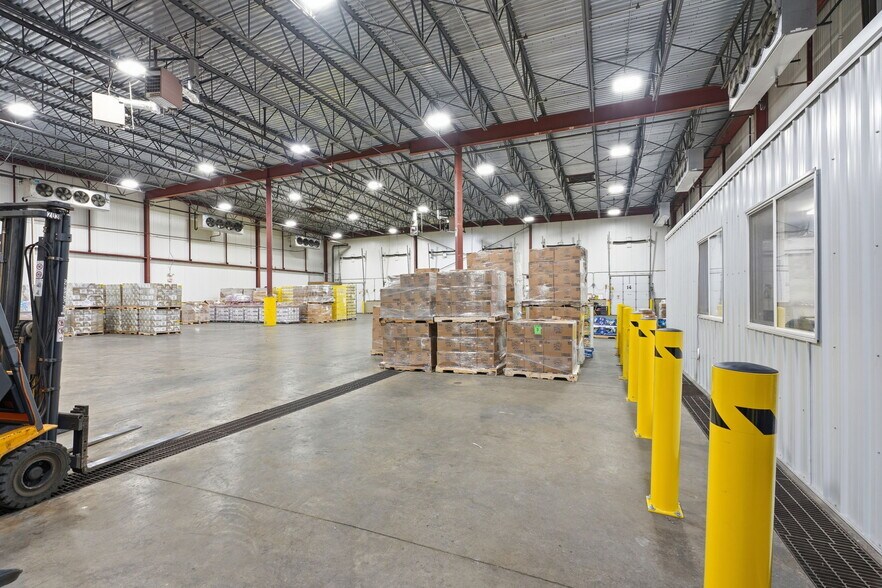 More Photos Of 8201 NE Hickory St, Minneapolis Truck Terminal For Sale