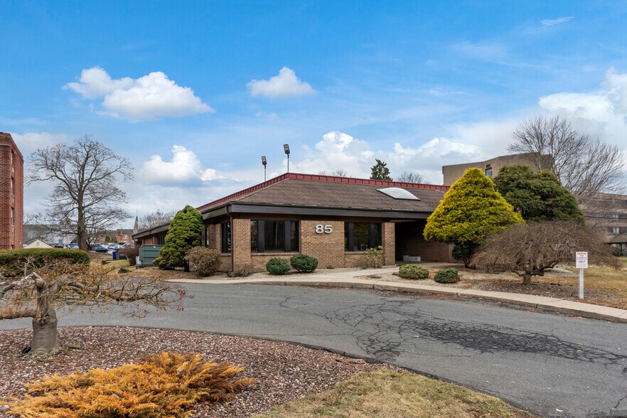 More Photos Of 85 Church St, Middletown Medical For Sale