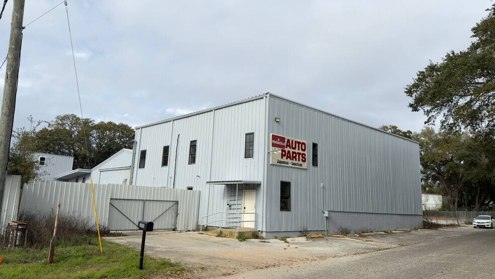 More Photos Of 2800 Delano St, Pensacola Warehouse For Lease