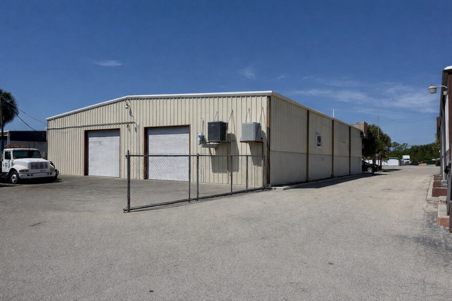 More Photos Of 12741 Metro Pky, Fort Myers Light Manufacturing For Lease