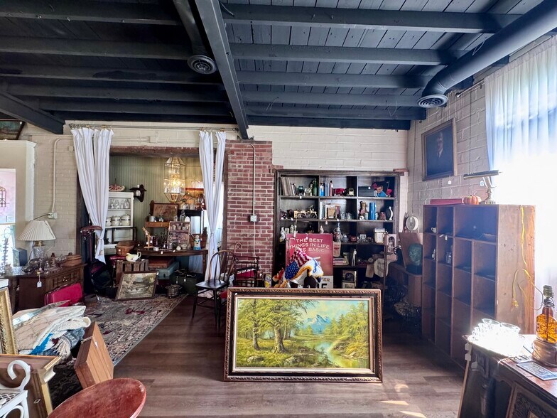 More Photos Of 127 W Calhoun St, Macomb Freestanding For Sale