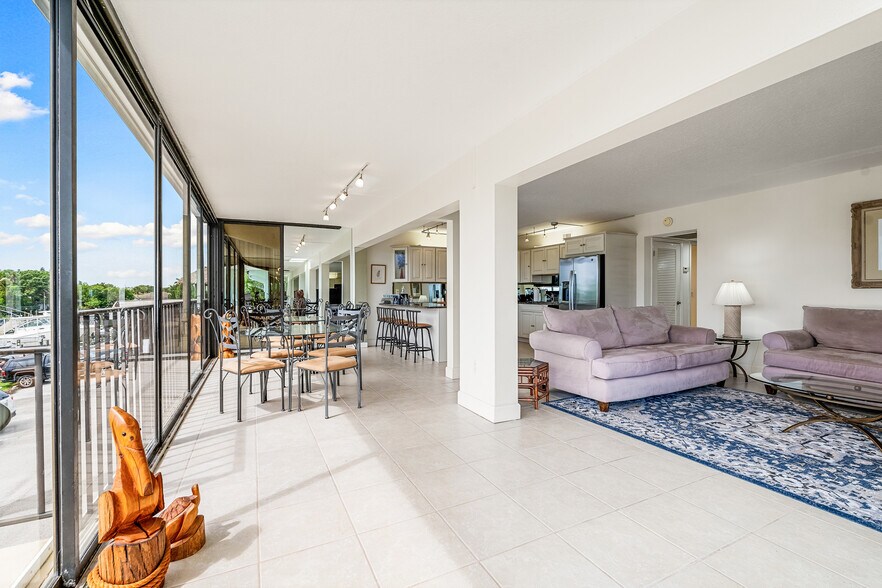 More Photos Of 23 Royal Palm Pointe, Vero Beach Restaurant For Sale