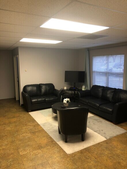 More Photos Of 493 S Seguin Ave, New Braunfels Medical For Lease