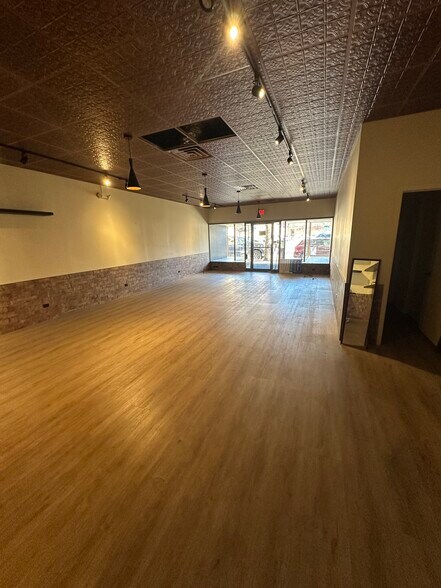 More Photos Of 127 N Marion St, Oak Park Storefront For Lease