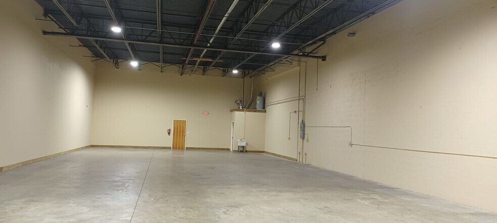 More Photos Of 17121 Cam Ct, Fort Myers Showroom For Lease