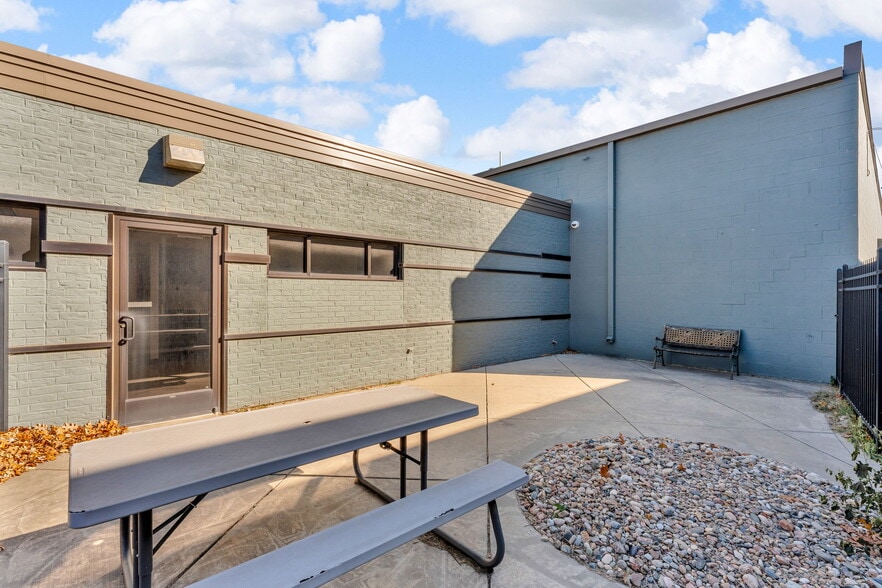 More Photos Of 400 SE Jefferson St, Topeka Flex For Sale
