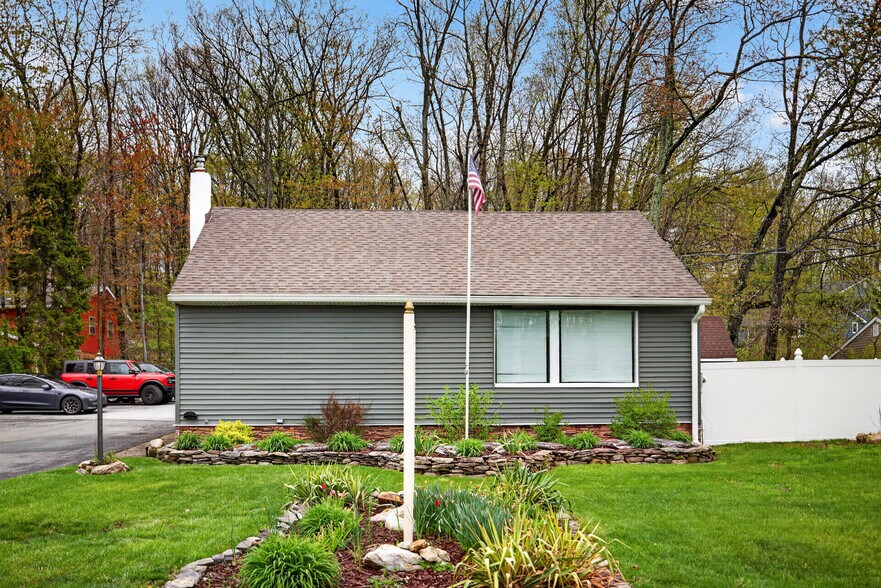More Photos Of 187 Breakneck Rd, Highland Lakes Storefront Retail Residential For Sale