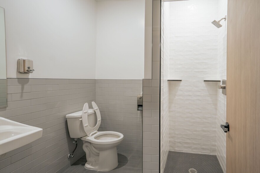 More Photos Of 2603 S Kaufman St, Ennis Industrial For Sale