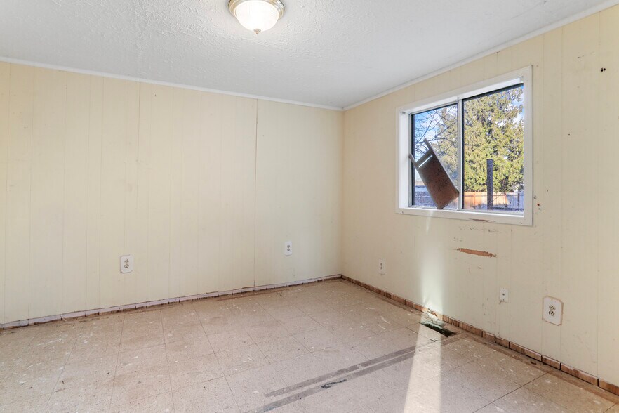 More Photos Of 6350 NE 66th Ave, Portland Flex For Sale