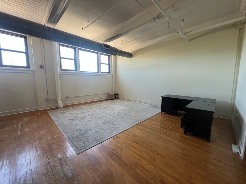 More Photos Of 1000 Broadway Blvd, Kansas City Loft Creative Space For Lease