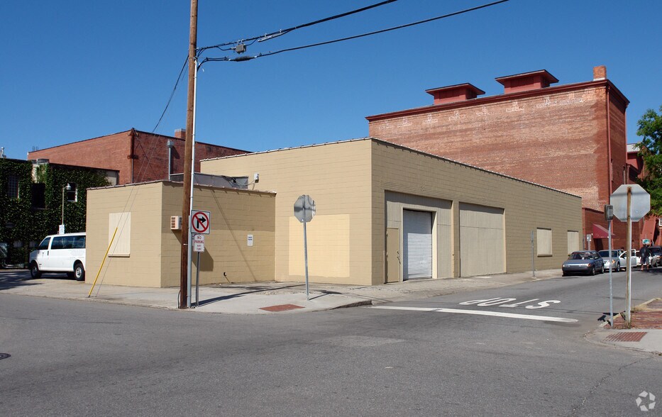 Primary Photo Of 215 E Congress St, Savannah Storefront For Lease