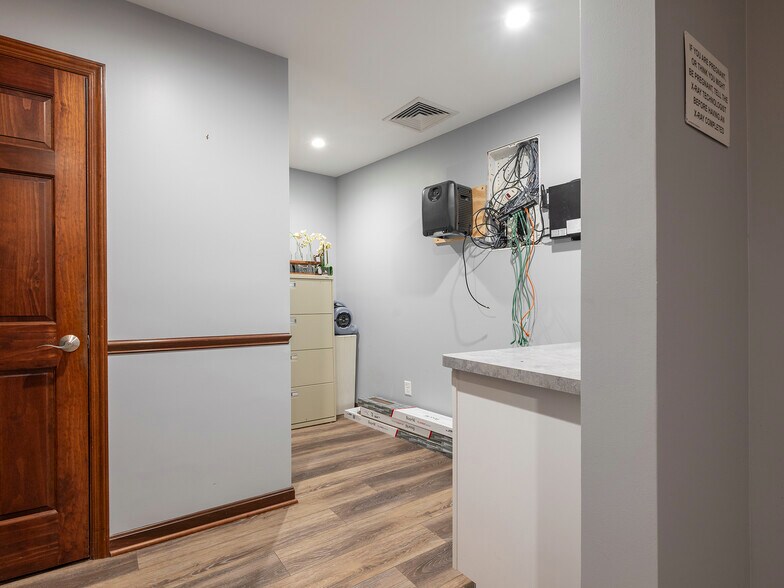 More Photos Of 105 6th Ave, Saint Albans Medical For Sale