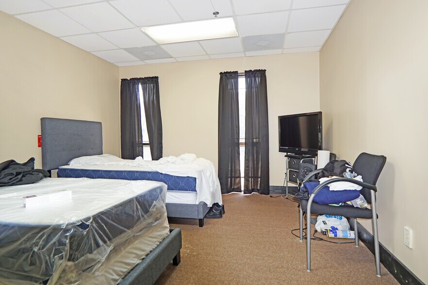 More Photos Of 1560 Commercial Ct, Jonesboro Office For Sale