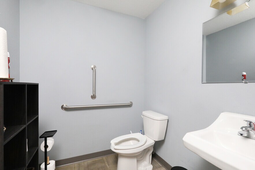 More Photos Of 104 N Wilson Ave, Jefferson Storefront For Sale