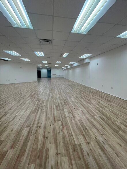 More Photos Of 7075 Kingspointe Pky, Orlando Showroom For Lease