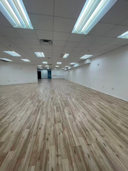 More Photos Of 7075 Kingspointe Pky, Orlando Showroom For Sale