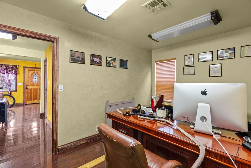More Photos Of 4204 W Burbank Blvd, Burbank General Retail For Sale