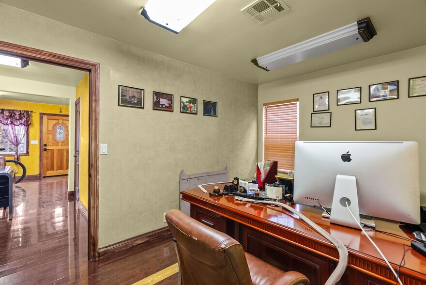 More Photos Of 4204 W Burbank Blvd, Burbank General Retail For Sale