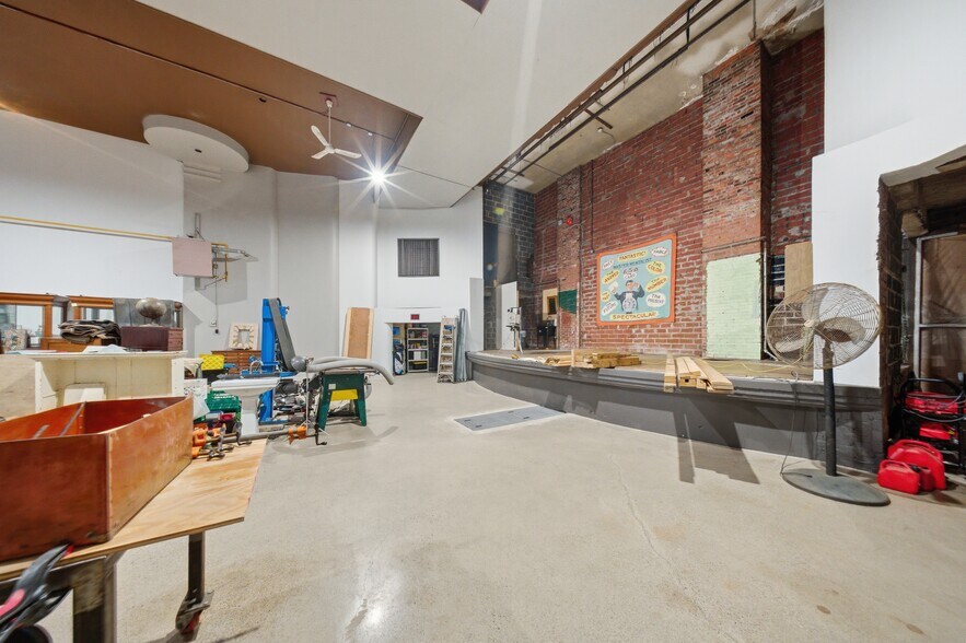 More Photos Of 195 Ottawa St N, Hamilton Storefront For Sale