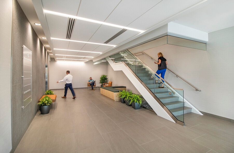 More Photos Of 800 N Mayfair Rd, Wauwatosa Medical For Lease