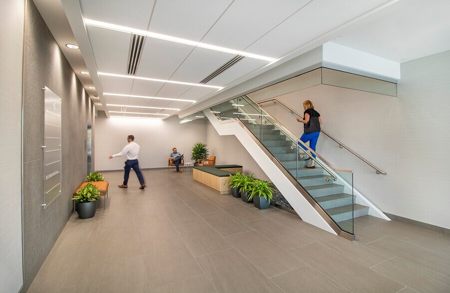 More Photos Of 800 N Mayfair Rd, Wauwatosa Medical For Lease