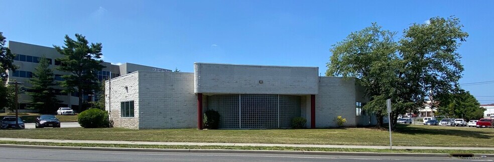 More Photos Of 330 Wheeler Rd, Hauppauge Freestanding For Lease
