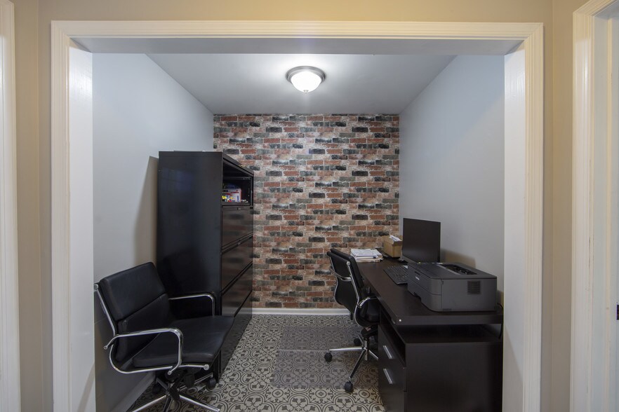 More Photos Of 30 W Bridge St, New Hope Freestanding For Lease