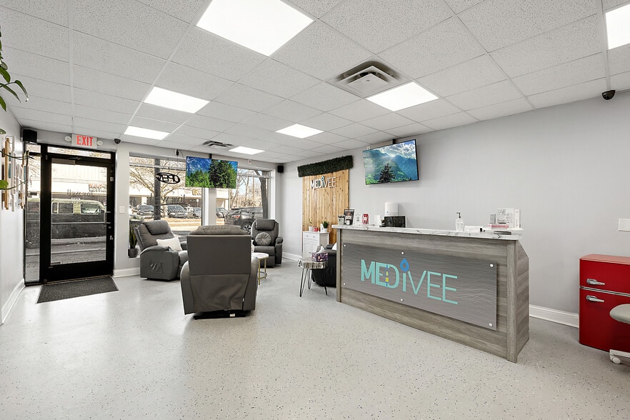 More Photos Of 749 W 9 Mile Rd, Ferndale Freestanding For Lease