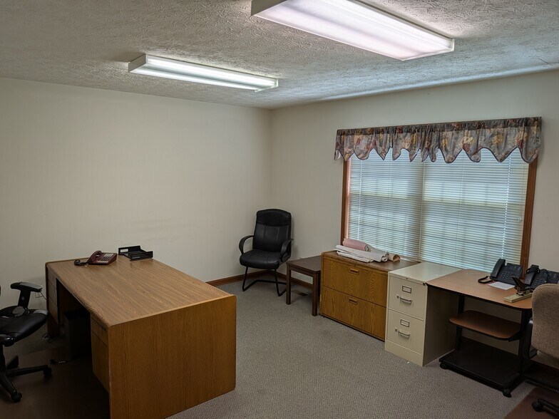 More Photos Of 380 Browns Ln, Coshocton Office For Lease