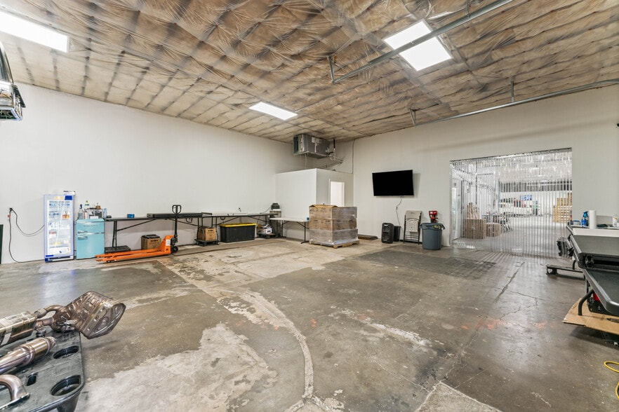 More Photos Of 7766 Burnet Ave, Van Nuys Service For Sale