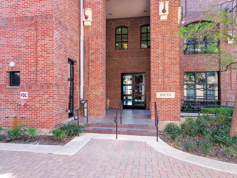 More Photos Of 2632 Broadway St, San Antonio Office Residential For Lease