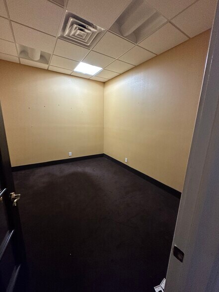 More Photos Of 25 Nassau Ln, Island Park Office For Lease